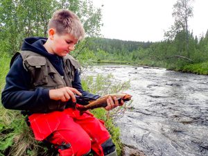 Inom Hotagenkortet fiskar alla under 18 år gratis. Foto Anders Lundin